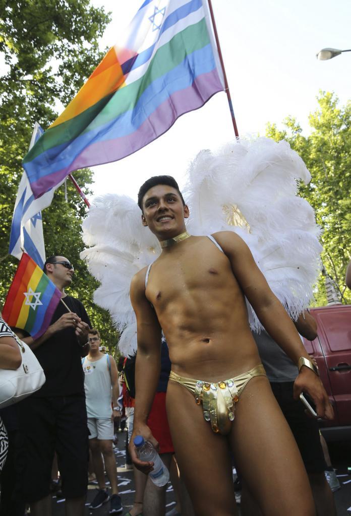 Un participante del desfile del Orgullo Gay en Madrid.