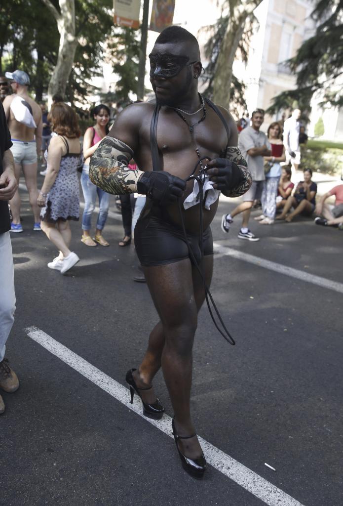 Un participante del desfile del Orgullo Gay que ha tenido lugar en...