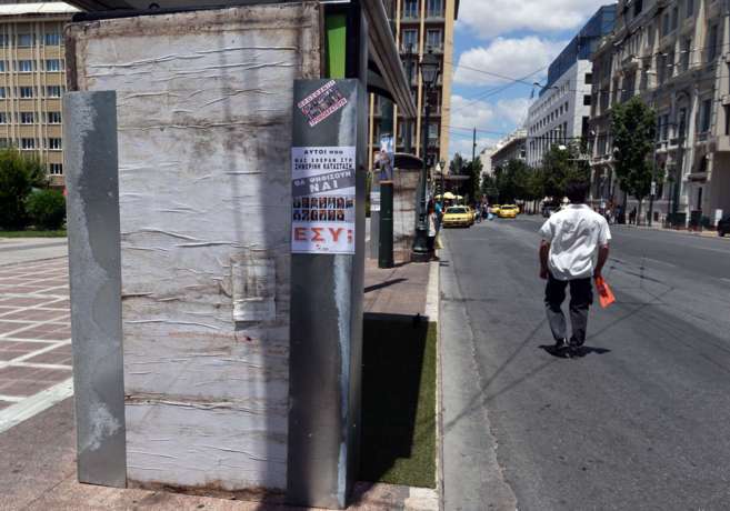 Poster en una calle de Atenas pidiendo el voto para 's' en...
