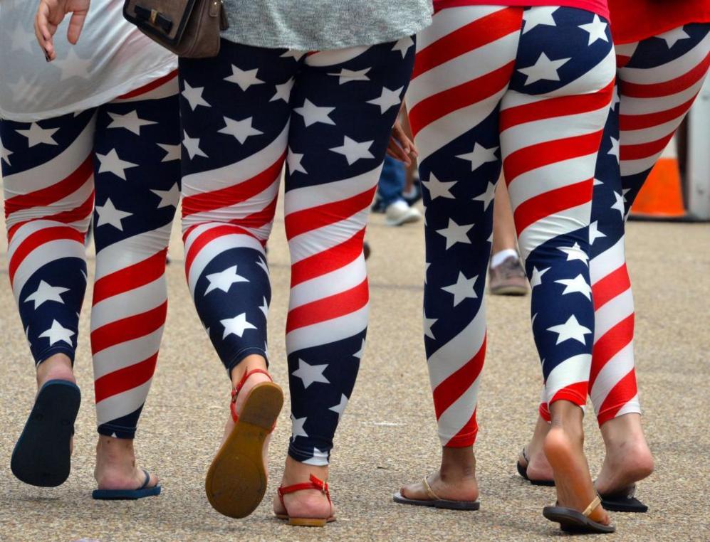 Caminantes por Washington DC, la capital, patriotismo en el cuerpo, a...