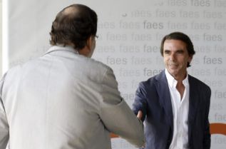 Rajoy saluda a Aznar en Faes. EFE