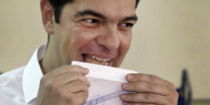 Tsipras chupa el sobre de la papeleta en un colegio electoral de...