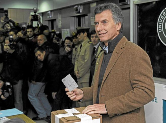 Imagen de archivo de Mauricio Macri depositando su voto en agosto de...