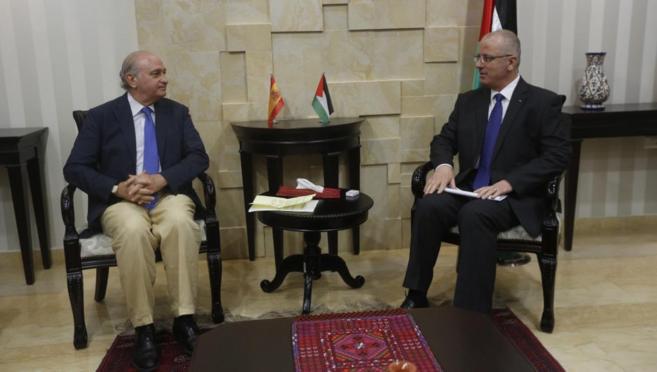 Fernndez Daz con el primer Ministro Palestino Rami Hamdallah.
