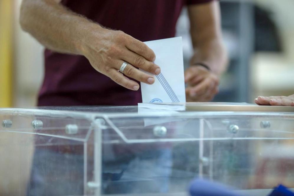 Un ciudadano griego deposita su voto en una urna en Thessaloniki,...