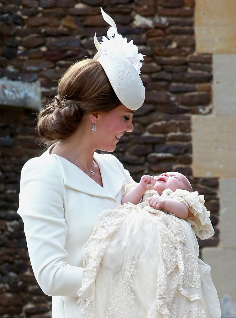 La Duquesa de Cambridge sostiene a su hija en brazos, la princesa...