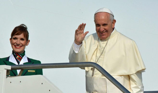 El Papa Francisco al subir al avin en el aeroporto Fiumicino, en...