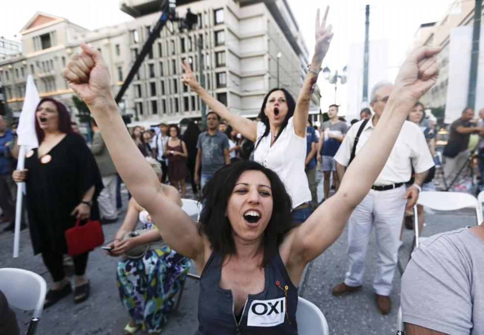 Una mujer que ha votado en contra de la austeridad celebra en Atenas...