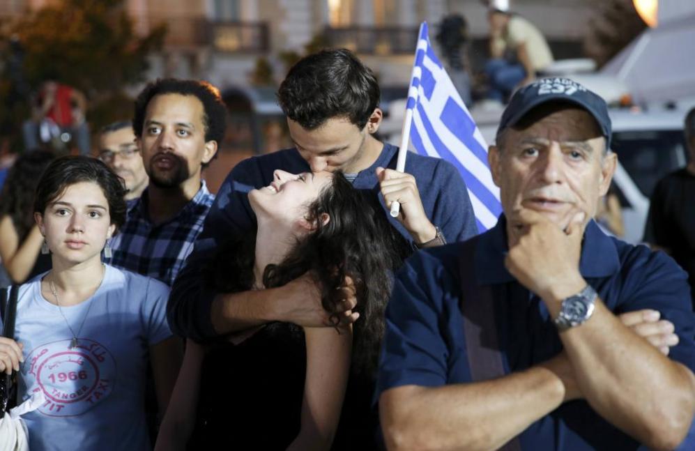 Una pareja celebra el resultado del referndum en la plaza Sintagma...