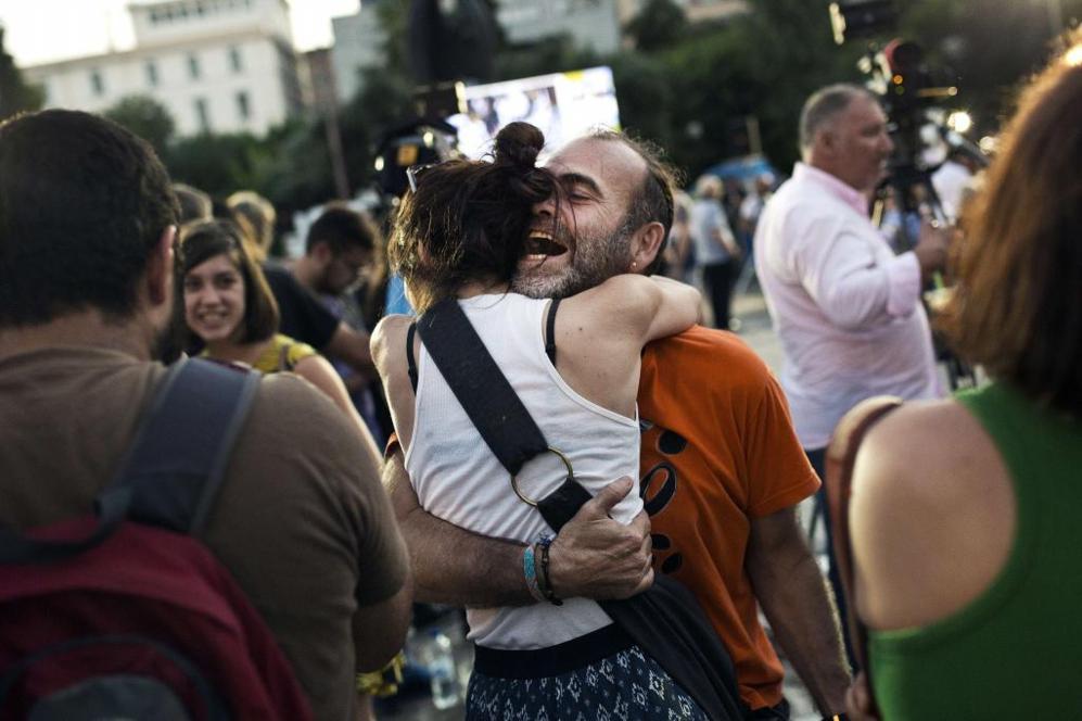 Los abrazos se repiten constantemente en la plaza Sintagma de Atenas,...