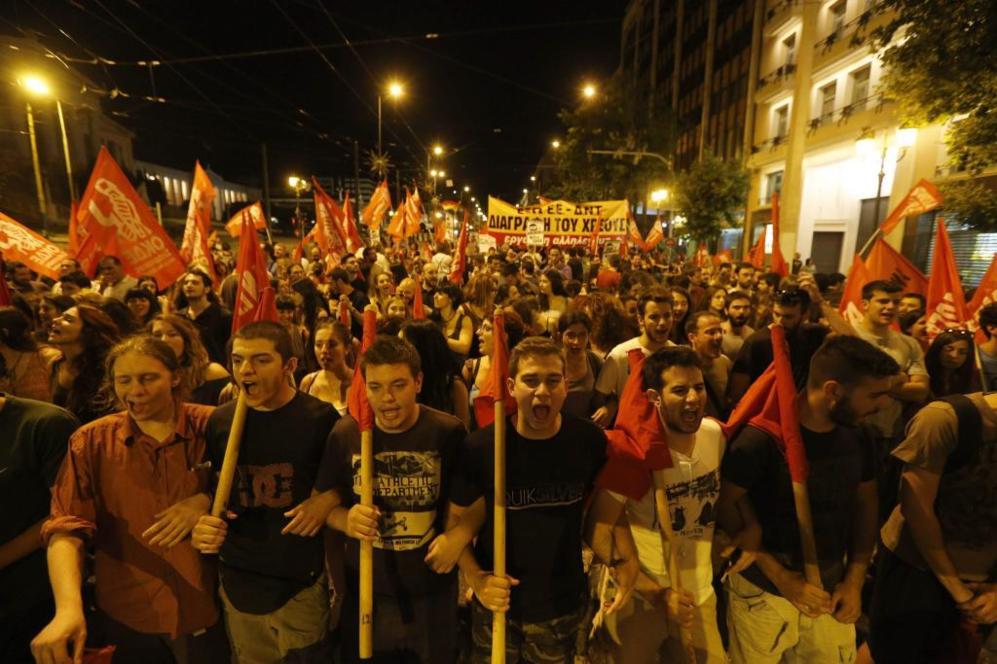 Un grupo de anarquistas se rene en el centro de Atenas tras conocer...