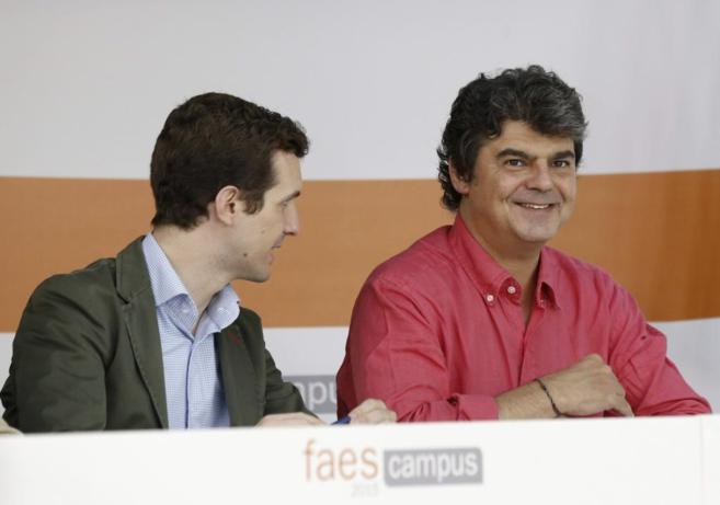Los 'populares' Pablo Casado y Jorge Moragas, ayer, en la...
