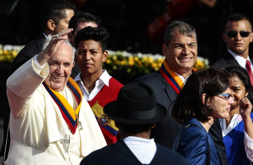 El Papa Francisco saluda a los asistentes que le veneran, tras su...