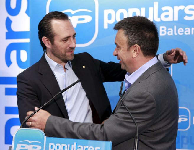 Jos Ramn Bauz abraza a Miquel Vidal en un acto del Partido...