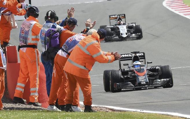 Fernando Alonso cruza la lnea de meta de Silverstone.
