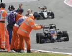 Fernando Alonso cruza la lnea de meta de Silverstone.