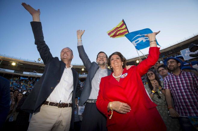 Alberto Fabra y Rita Barber, junto a Mariano Rajoy, en un mitin de...
