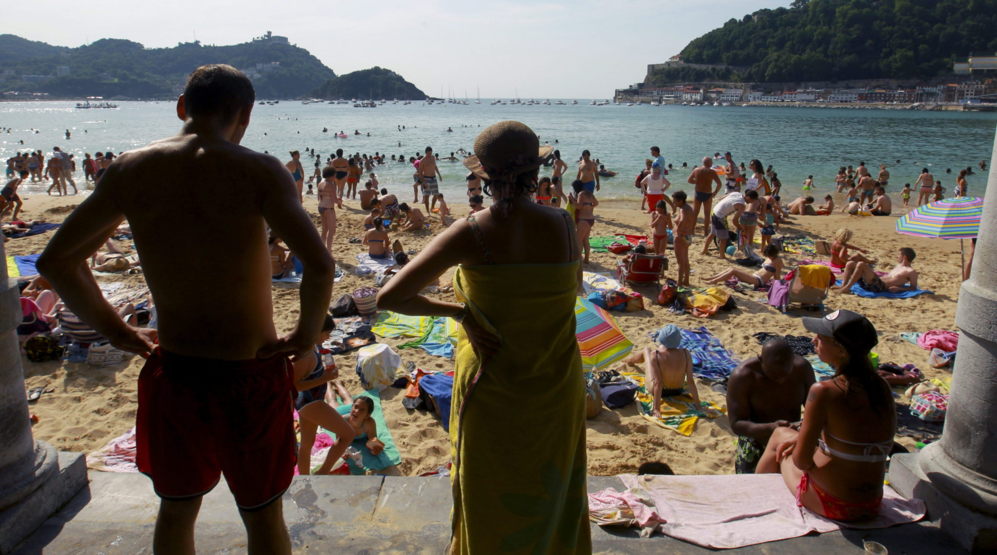 Donostiarras y visitantes disfrutan en la playa de la Concha de San...