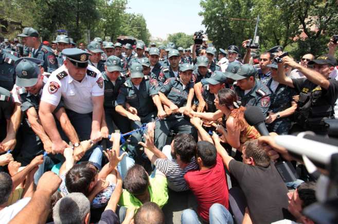 Policas intentan disolver la barricada de los manifestantes en...
