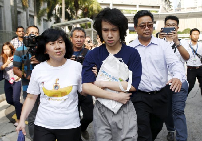 Amos Yee, junto a sus padres, al salir del Tribunal de Singapur.