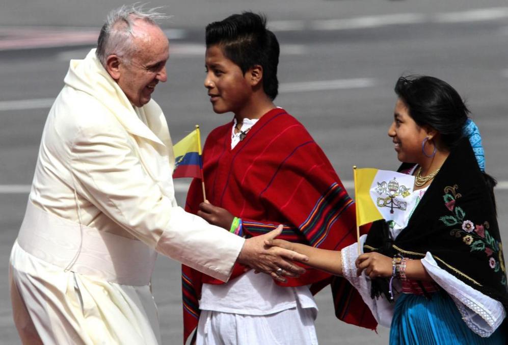 El Papa es recibido en el aeropuerto por jvenes ecuatorianos a su...