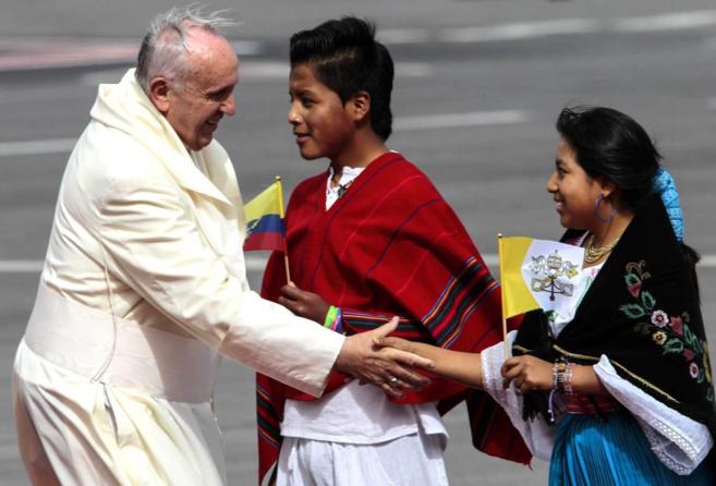 El Papa Francisco saluda a jvenes a su llegada a Ecuador.
