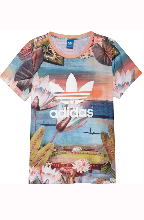 Esta camiseta de Adidas, con estampado de nenfares y puestas de sol,...
