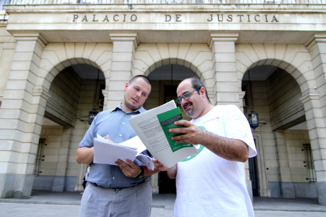 Miembros de Ecologistas en Accin a las puertas de los juzgados de...