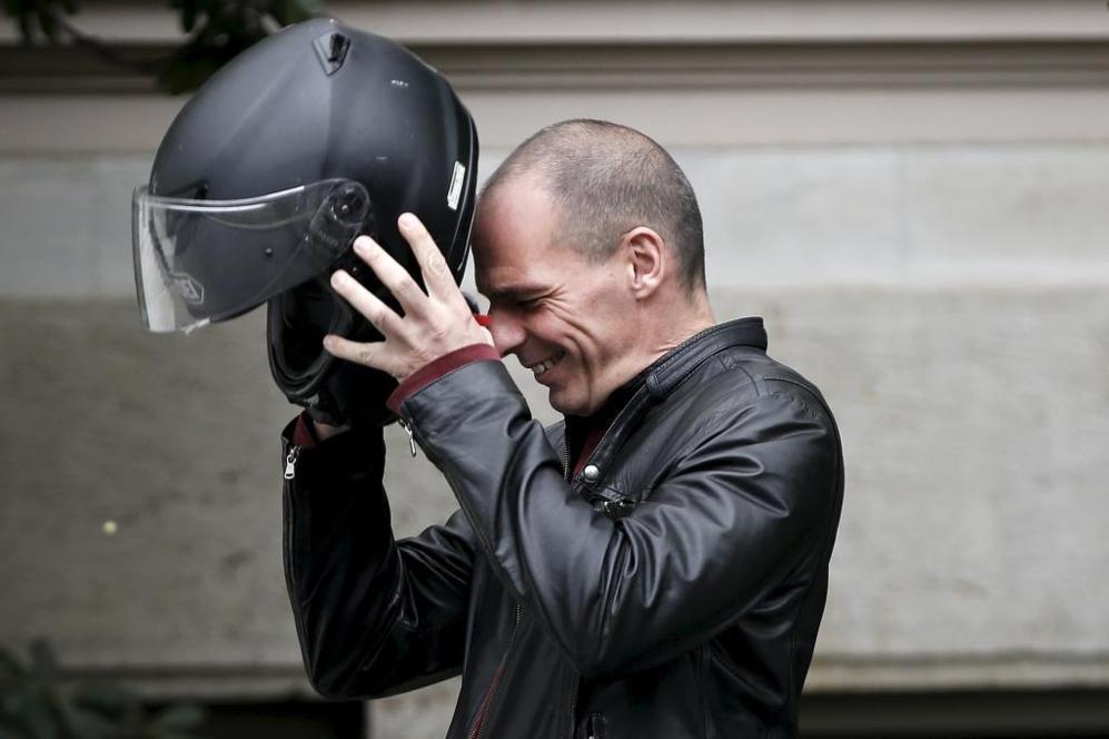 El ex ministro de Finanzas se coloca el casco antes de coger su moto.