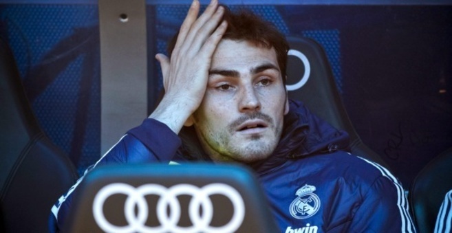 Iker Casillas en el banquillo del Santiago Bernabu.