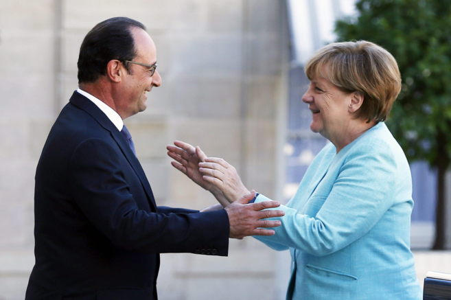 El presidente francés, François Hollande, saluda a la canciller...