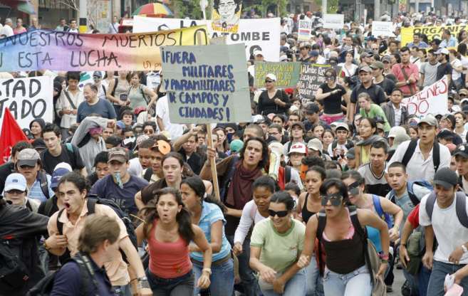 Cuidadanos colombianos en una de las tantas manifestaciones por la paz...