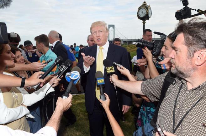 Donald Trump atiende a la prensa en el Hank's Yanks Golf Classic...
