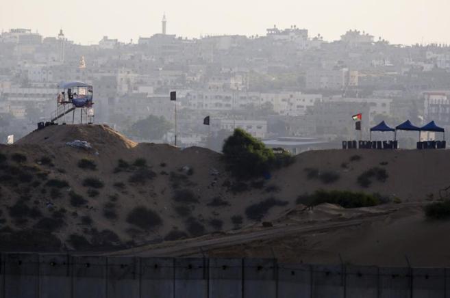 Una bandera palestina ondea en la frontera de Gaza, un ao despus...