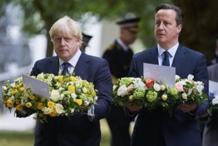Ofrenda floral de Boris Johnson y David Cameron.