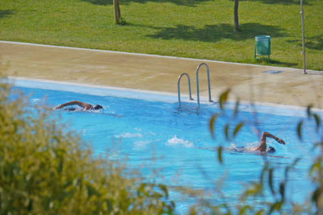 Dos baistas nadan en la piscina del complejo deportivo la Salobreja,...