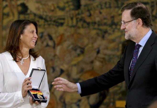 Rajoy entrega a la hija de Ana M Vidal-Abarca la Medalla de la Orden...