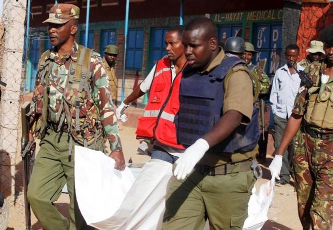 Agentes de la polica y de la Cruz Roja de Kenia llevan el cuerpo de...