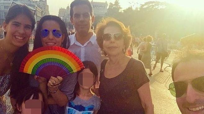 Patricia Llosa (en el centro con gafas oscuras), su hija Morana (con...