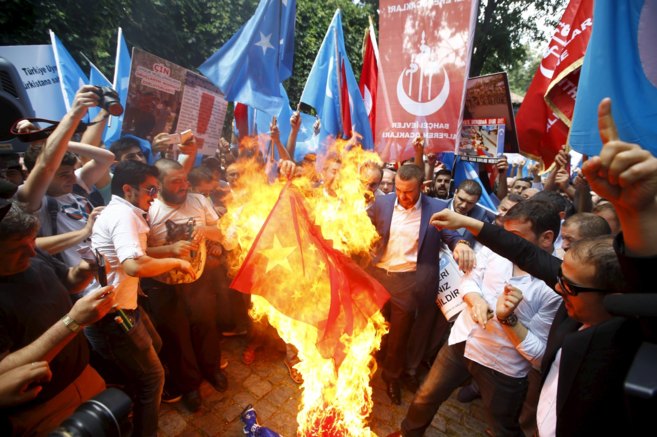 Manifestantes turcos queman una bandera china en protesta en frente al...