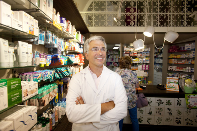 Luis Melgarejo, en el interior de la farmacia que regenta en pleno...