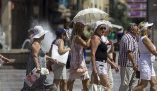 Turistas se protegen del sol en Valencia.