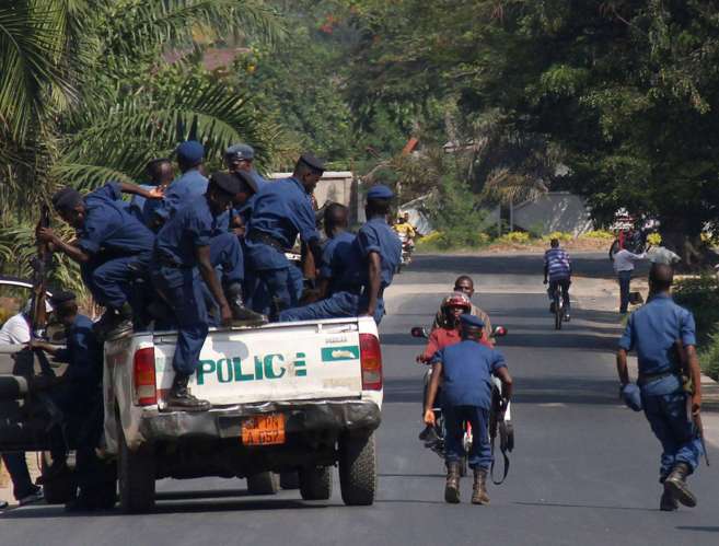 Policas vigilan las calles de Bujumbura, Burundi para controlar la...