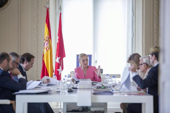 Cristina Cifuentes presidiendo el consejo extraordinario de Gobierno...
