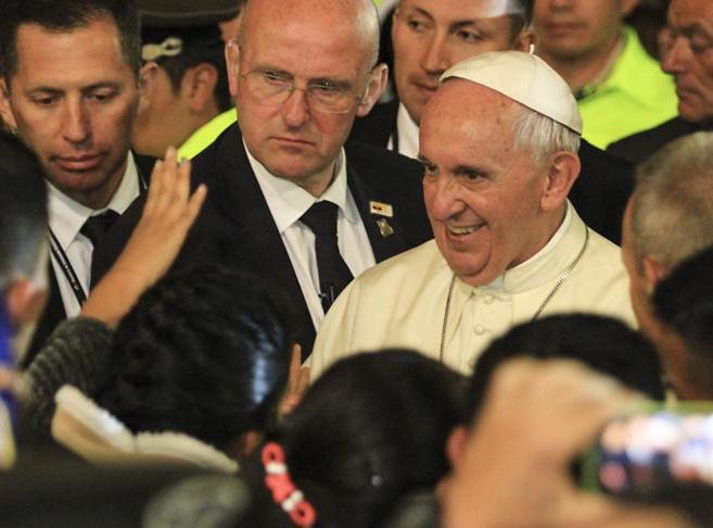 El Papa Francisco a su llegada a la catedral de Quito, rodeado de...