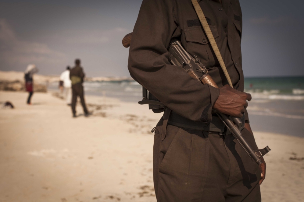 Un hombre armado, en la playa del Lido de Mogadiscio (Somalia).