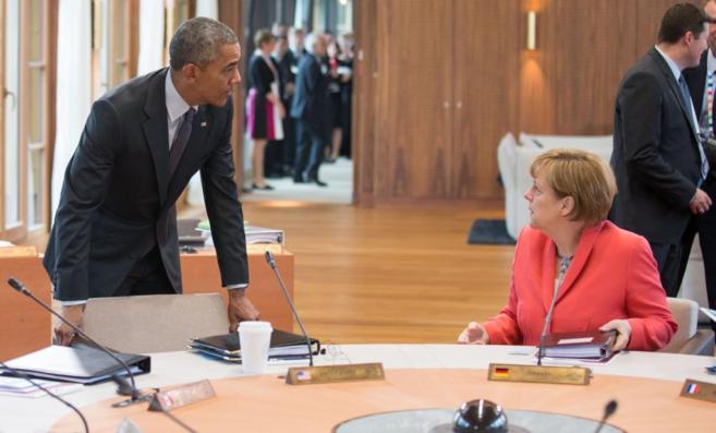 Obama charla con Merkel, en el último G-7.