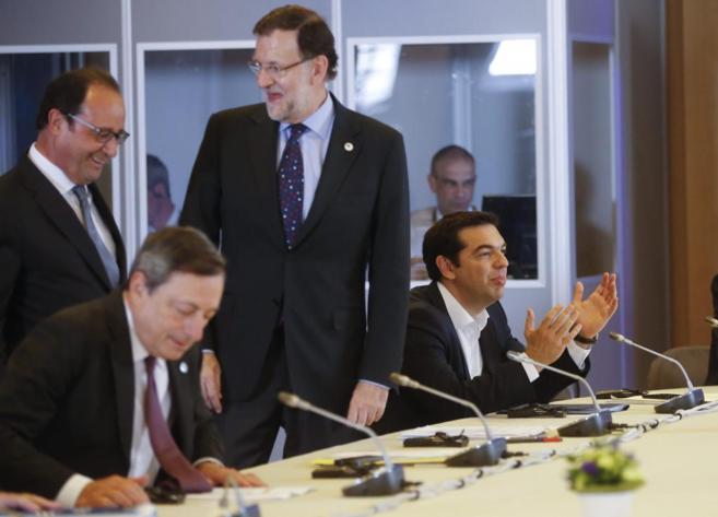 Hollande y Rajoy charlan durante la reunin de Jefes de Estado de...