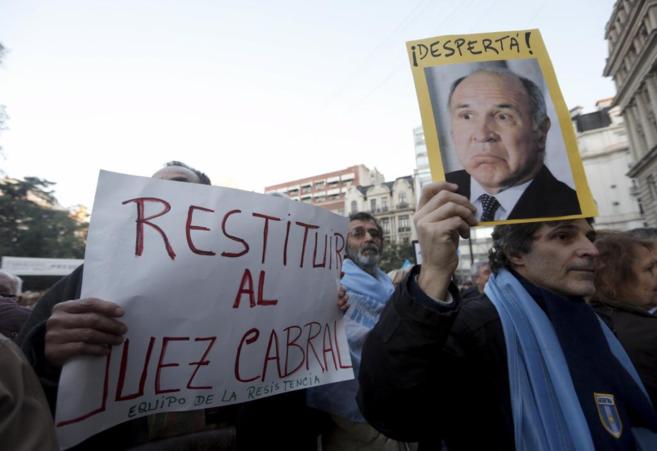 Manifestantes argentinos piden la vuelta del juez Cabral.