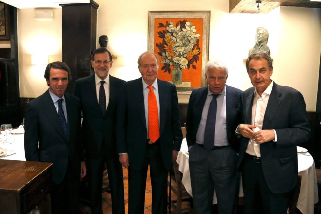 El Rey con los ex presidentes en la cena que tuvieron.